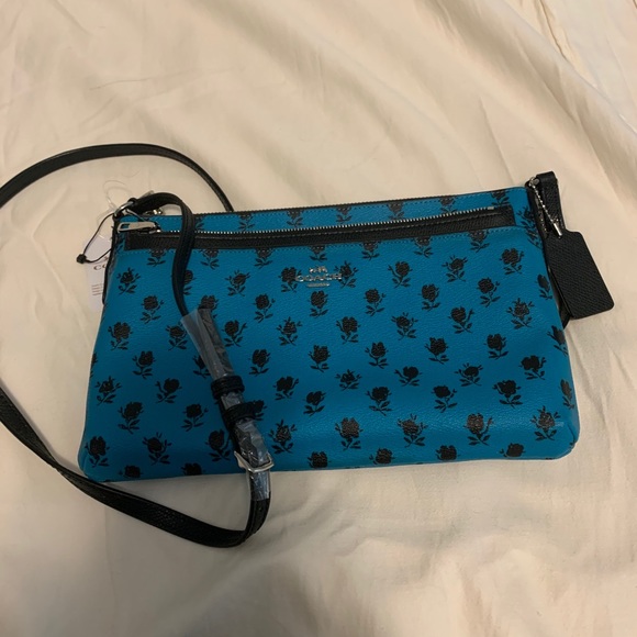 Coach east/west coated canvas crossbody &pouch - Picture 2 of 6